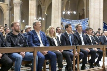 Foto de Axel Kicillof se mostr� junto a intendentes en Luj�n y reivindic� el legado de Francisco frente al clima de odio y ajuste