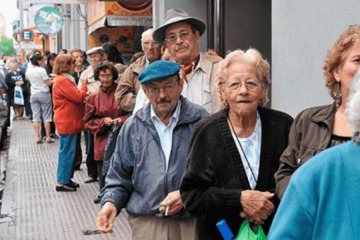 Foto de Jubilados: el Gobierno otorgar� el bono de $70.000 sin actualizar en plena crisis de precios y consumo