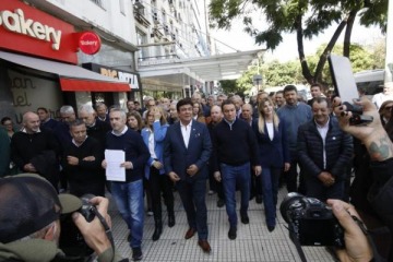 Foto de Intendentes encabezaron una movilizaci�n a Capital Humano y presentaron un documento por fondos adeudados