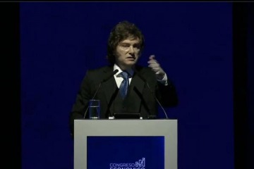 Foto de "Verg�enza": Caparr�s cruz� a Milei haciendo hincap�e en su curioso dircurso sobre huevos y mermeladas