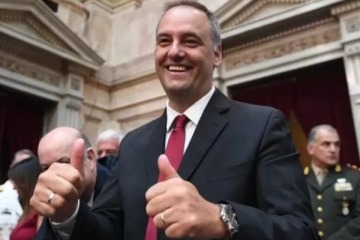 Foto de Los n�meros no cierran: pese a su "salario congelado" de  3 millones de pesos, Adorni gast� en dos a�os casi mil millones