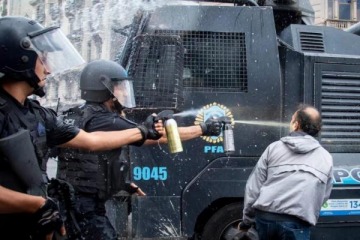 Foto de Rev�s para el Gobierno: la Justicia orden� investigar la represi�n a jubilados por parte de las fuerzas de Seguridad