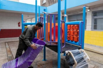 Foto de El Municipio de Lan�s avanz� con la instalaci�n de nuevos juegos en los centros educativos 