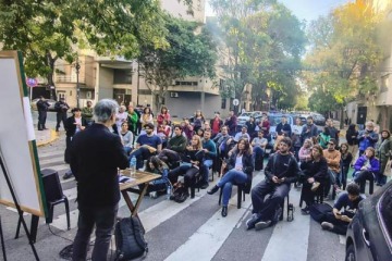 Foto de Ruidazo universitario frente al departamento de Adorni en Caballito