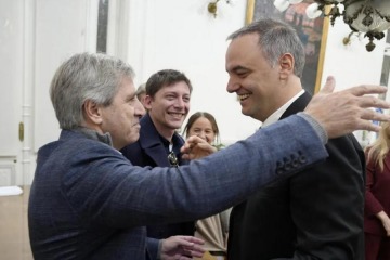 Foto de Caputo se sum� al blindaje de Adorni: �Nadie va a dejar de invertir por su declaraci�n jurada�