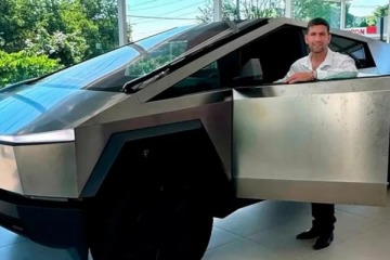 Foto de Pol�mica y provocaci�n en el Congreso por el diputado libertario que apareci� con un auto de 200mil d�lares