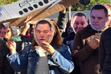 Foto de Con caretas de Manuel Adorni, trabajadores del INTI reclamaron ante la amenaza de 700 despidos