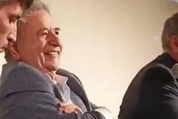 Foto de Reapareci� Duhalde, present� su espacio y un libro, lo escracharon y le recordaron la Masacre de Avellaneda