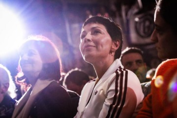 Foto de Mayra Mendoza apunt� contra la sumisi�n de Milei al FMI y llam� a "construir una alternativa sin el condicionamiento"