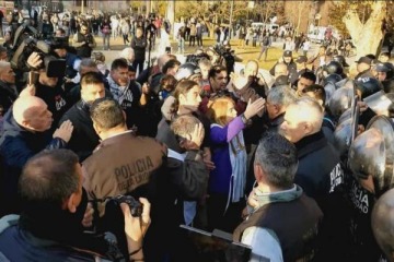 Foto de En la previa de la misa ricotera, la Polic�a reprimi� a fan�ticos del Indio Solari en Plaza de Mayo