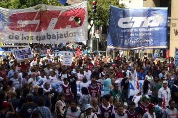 Foto de Las dos CTA marchan a Plaza de Mayo contra el �ajuste y la entrega� del Gobierno nacional