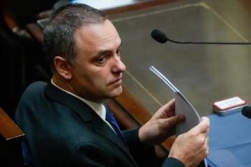 Foto de Adorni present� su declaraci�n jurada y reconoci� que guard� U$S506.000 "en negro"