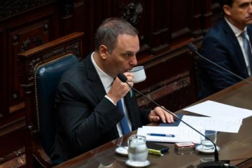 Foto de El d�a que le cortaron la luz Adorni por falta de pago, aunque ya "hab�a encontrado el pendrive" y era multimillonario