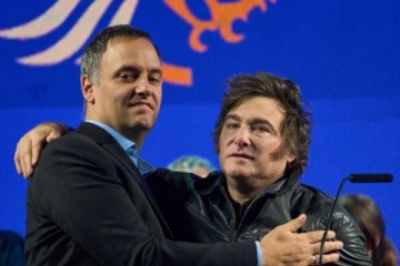 Foto de En pleno esc�ndalo por enriqucimiento il�cito, Milei volvi� a bancar a Adorni y lo victimiz�: "operaciones"
