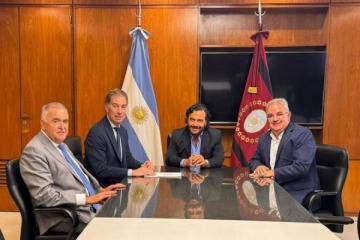 Foto de Santilli y �Toto� Caputo se re�nen con Jalil, S�enz y Jaldo en Casa Rosada 