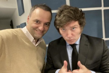 Foto de Desde Espa�a, Milei defendi� a Adorni pero afirm� que si la Justicia lo declara culpable lo �eyecta de una patada�
