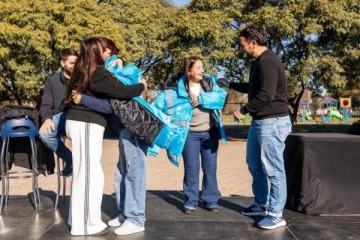 Foto de El Municipio de Lan�s entreg� ropa y elementos de trabajo a m�s de 200 de cooperativistas del distrito