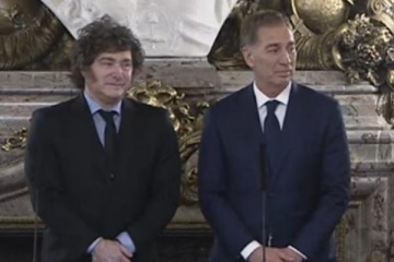 Foto de Santilli desembarc� en la Jefatura de Gabinete y Milei abraz� a Adorni en plena investigaci�n