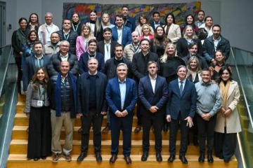 Foto de Llaryora, Asinelli y Ach�val dialogaron sobre educaci�n y desarrollo junto a referentes de Am�rica Latina