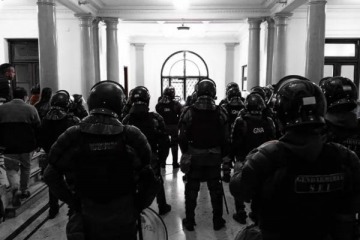 Foto de Grave: tras las represiones en CNEA, el INTI y el Conicet, denuncian "una nueva Noche de los Bastones Largos"