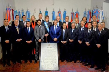 Foto de La ausencia de 12 gobernadores en la vigilia por el D�a de la Independencia complica la foto que esperaba Milei