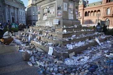 Foto de Por qué retiraron de Plaza de Mayo las piedras en homenaje a víctimas del Covid-19