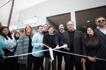 Foto de Kicillof: "Mientras el Presidente viaja para juntarse con magnates, nosotros seguiremos recorriendo los 135 municipios"