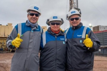 Foto de Con el mameluco de YPF, Georgieva visit� Vaca Muerta junto a Caputo