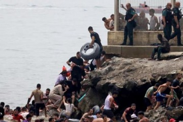 Foto de Ceuta desbordada: Pedro S�nchez denunci� un "ataque a la integridad territorial" de Espa�a por la crisis migratoria