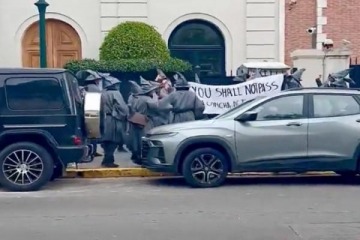 Foto de Una docena de Gandalfs escrach� a Peter Thiel frente a su casa por su inversi�n en Vaca Muerta