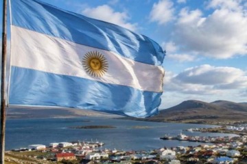 Foto de Malvinas: una bandera argentina volvi� a flamear en las islas despu�s de 44 a�os