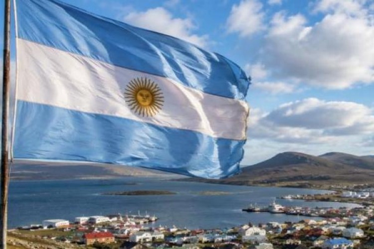  Malvinas: una bandera argentina volvi� a flamear en las islas despu�s de 44 a�os