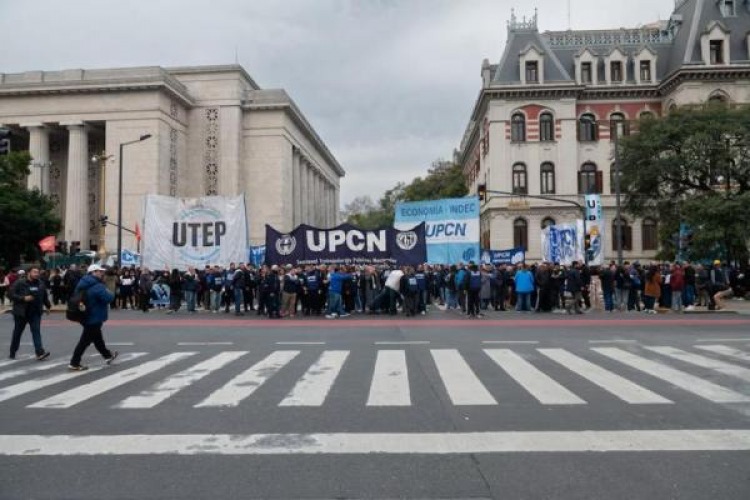  Marcha de los endeudados: la CGT, las dos CTA y la UTEP se movilizaron al Ministerio de Econom�a contra el ajuste 