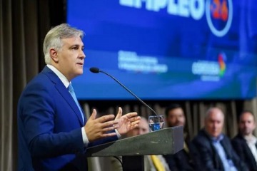 Foto de A contramano de Milei, Llaryora present� el plan "Alivio Cordob�s" frente al endeudamiento