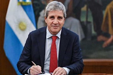 Foto de Caputo present� su declaraci�n jurada: m�s de dos tercios de sus bienes est�n en el exterior