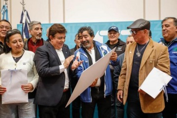 Foto de Espinoza anunci� que excombatientes y familiares de ca�dos de La Matanza volver�n a viajar a Malvinas