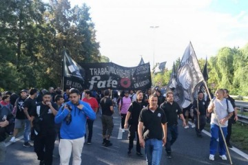 Foto de Pese a la protesta de los trabajadores, la Justicia orden� desalojar la planta de FATE