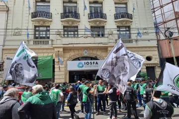 Foto de Defensa: ATE protesta frente a la obra social de los militares por los despidos y Presti ech� al liquidador del exIOSFA