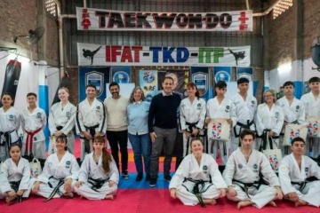 Foto de Juli�n �lvarez acompa�� a deportistas de Lan�s que competir�n en el Mundial de Taekwon-Do en Espa�a
