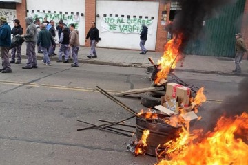 Foto de La crisis golpea en Lan�s: una metal�rgica debe dos meses de sueldo y ofreci� pagar con 300 kilos de bronce