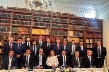 Foto de Santilli cen� con 12 gobernadores en Par�s para negociar las PASO y afianzar el v�nculo con las provincias