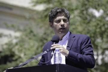 Foto de Kicillof a Milei: "Va a recorrer de nuevo el mundo para hacer campa�a para sus amigos"
